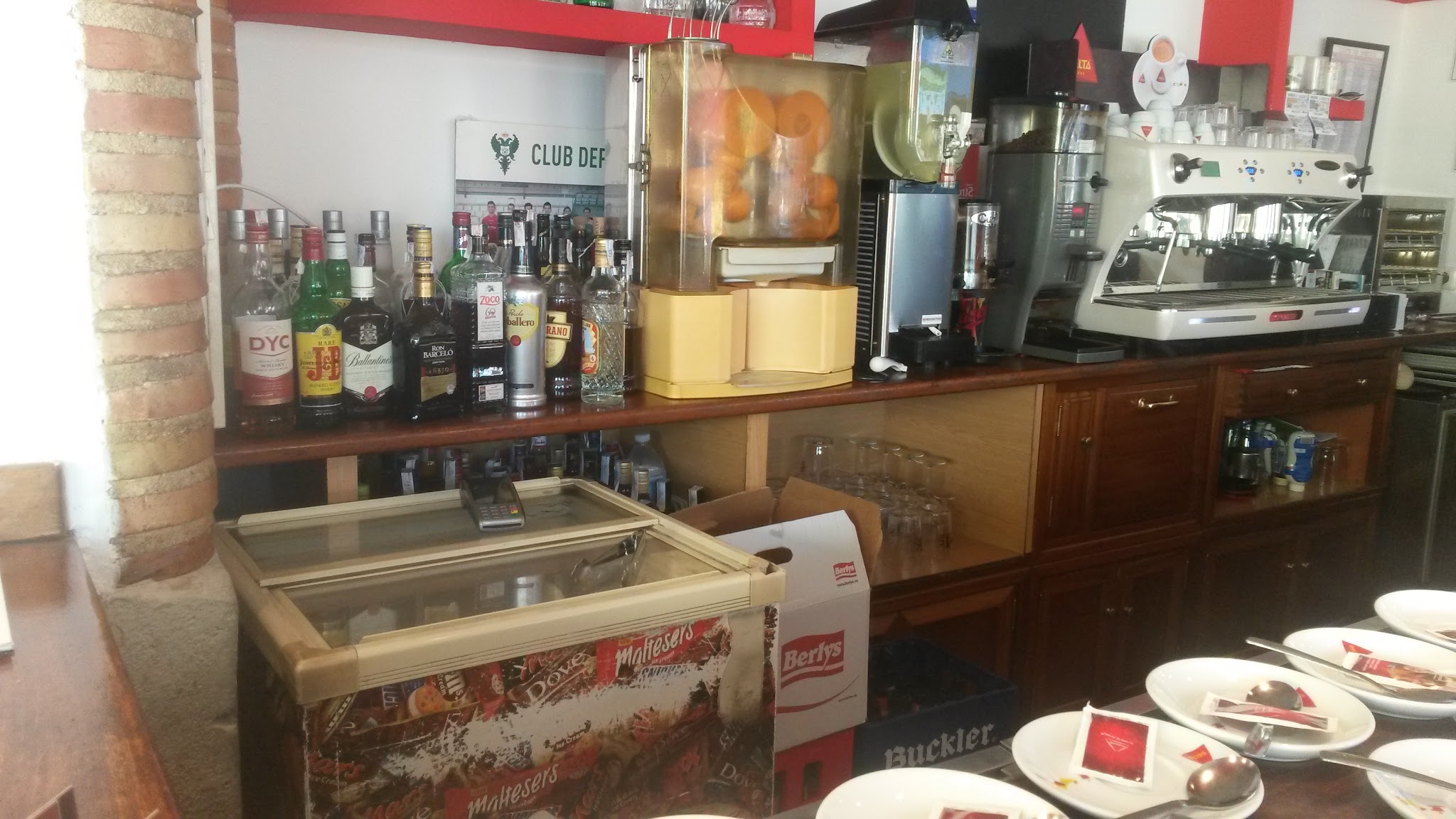 Barra del Bar Alberche con la cafetera, el exprimidor de naranjas y los platos de pinchos preparados