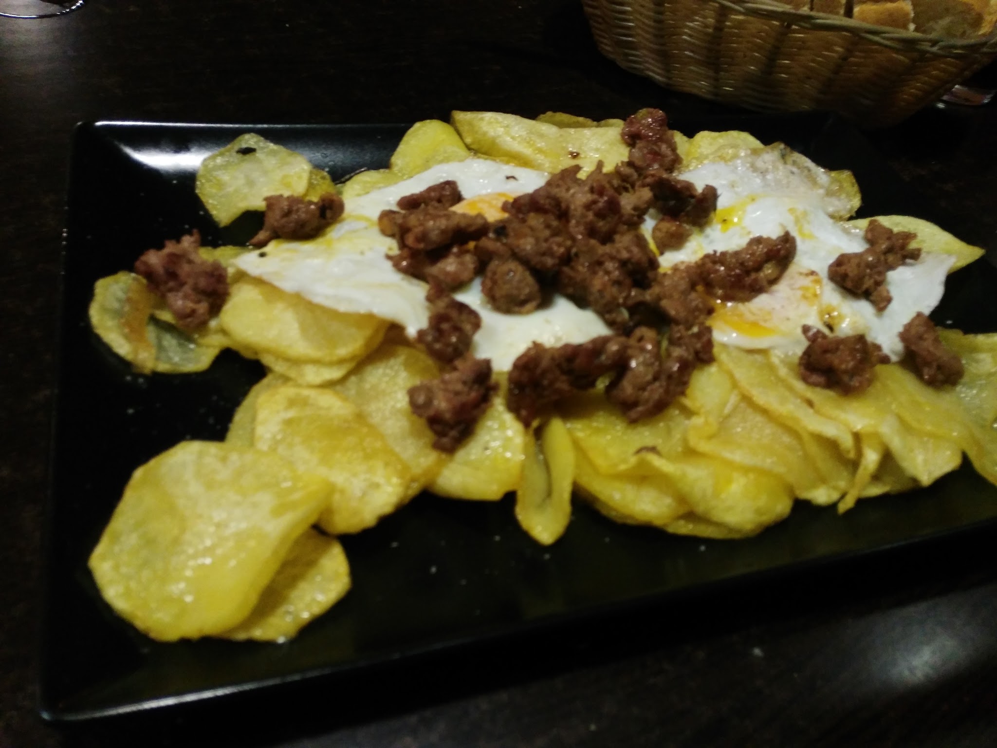 Ración servida en el Bar Alberche con patatas fritas y carne